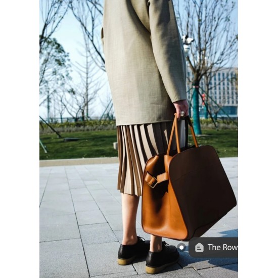 The Row Bags Top Quality
Small:26.20.18
Big:38.26.23