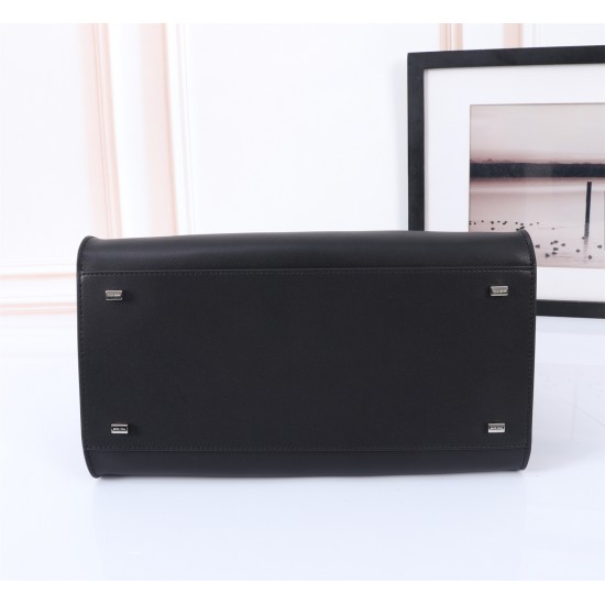 The Row Bags Top Quality
Small:26.20.18
Big:38.26.23