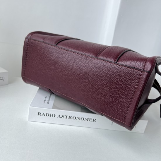 MJ Tote Full leather size: 41 * 34 * 15cm $140 Full leather medium size: 33 * 28 * 13cm $120 Full leather small size: 26 × 20 × 13cm $100 Fabric Large Size: 41 * 34 * 15cm $100 Medium size of fabric: 33 * 28 * 13cm $90 Fabric small size: 26 × 20 × 13cm $8