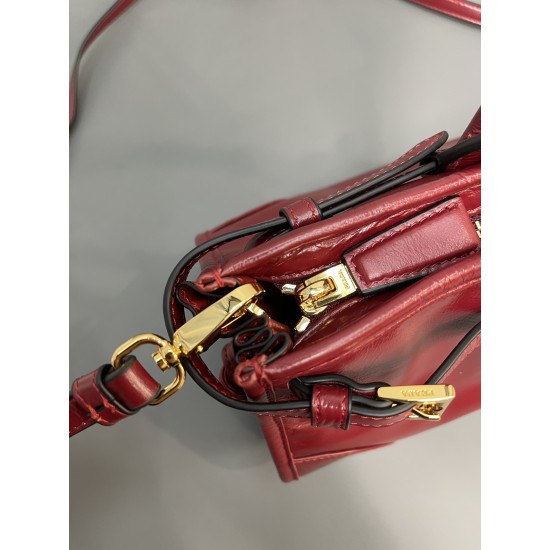 Prada Bags Top Quality
32x15.5x12cm