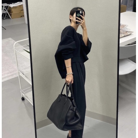 The Row Bags Top Quality
Small:26.20.18
Big:38.26.23