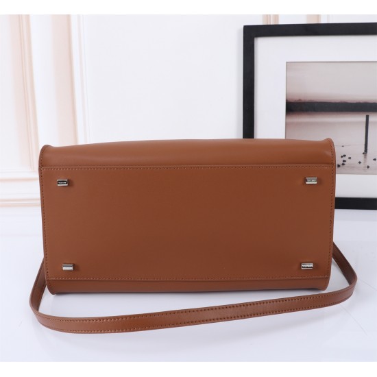 The Row Bags Top Quality
Small:26.20.18
Big:38.26.23