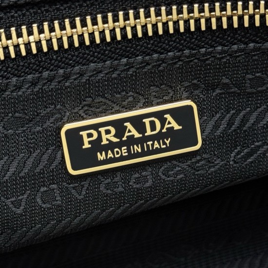 Prada Bags Top Quality
32x15.5x12cm